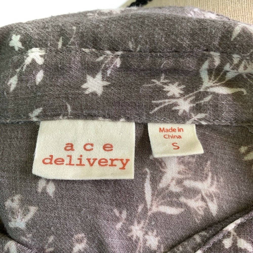 Ace Delivery - Floral Button Down Top - Picture 8 of 8